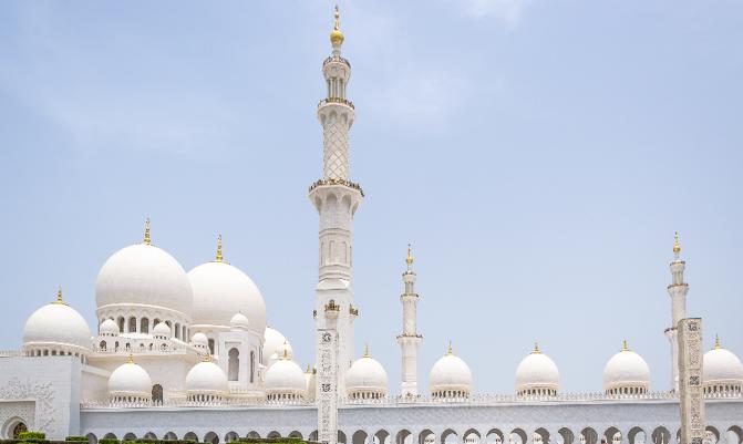 Visitors at the outer entrance of the Sheikh Zayed Mosque